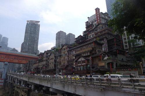 洪崖洞吃瓜,吃瓜群众的美食天堂