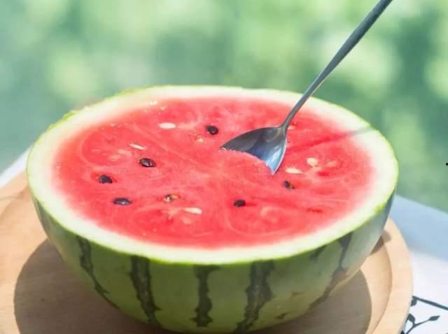 大家吃瓜都是在哪吃的,揭秘全民吃瓜的五大热门场所