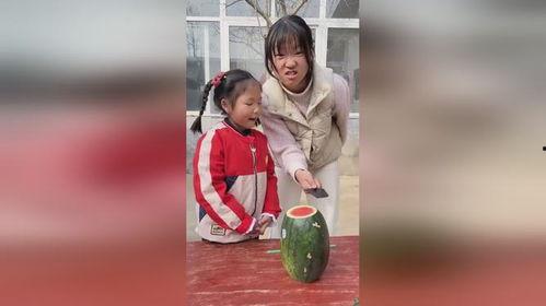 姐姐在抓瓜吃,姐姐抓瓜吃,欢乐时光无限